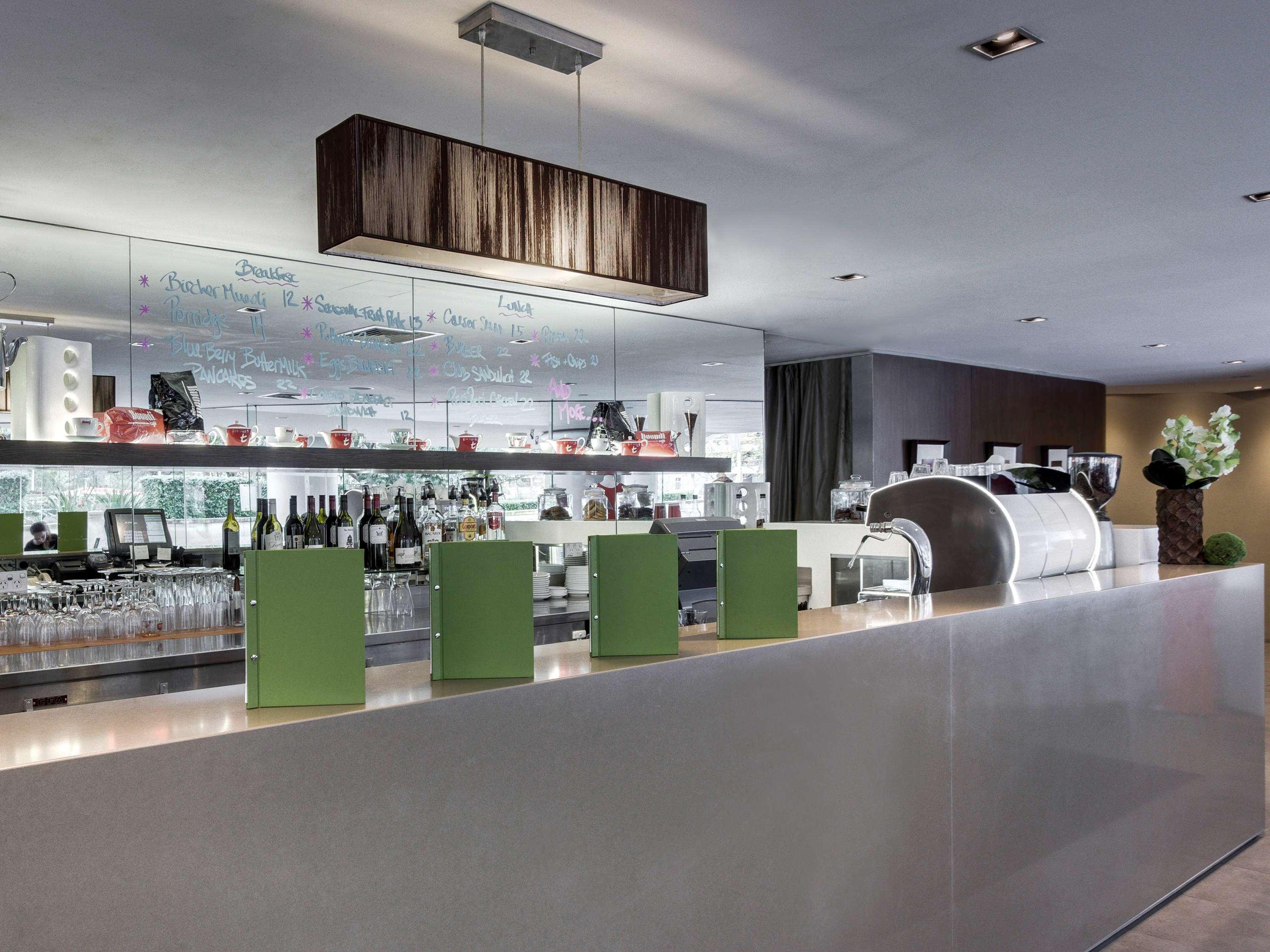 Готель Pullman Sydney Hyde Park Екстер'єр фото The bar at the 2008-opened lounge