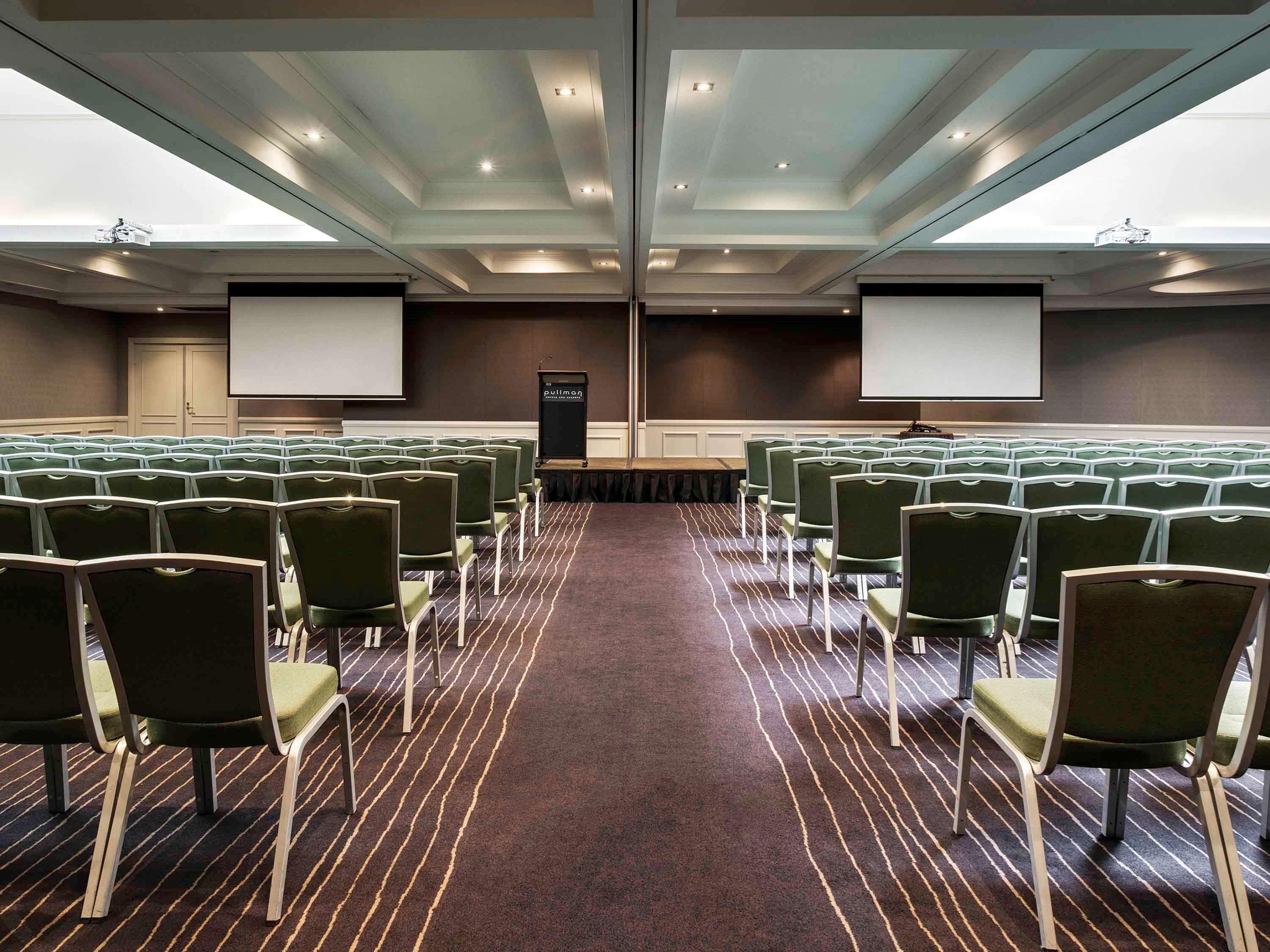 Готель Pullman Sydney Hyde Park Екстер'єр фото The ballroom at the Crowne Plaza Hotel, Manchester