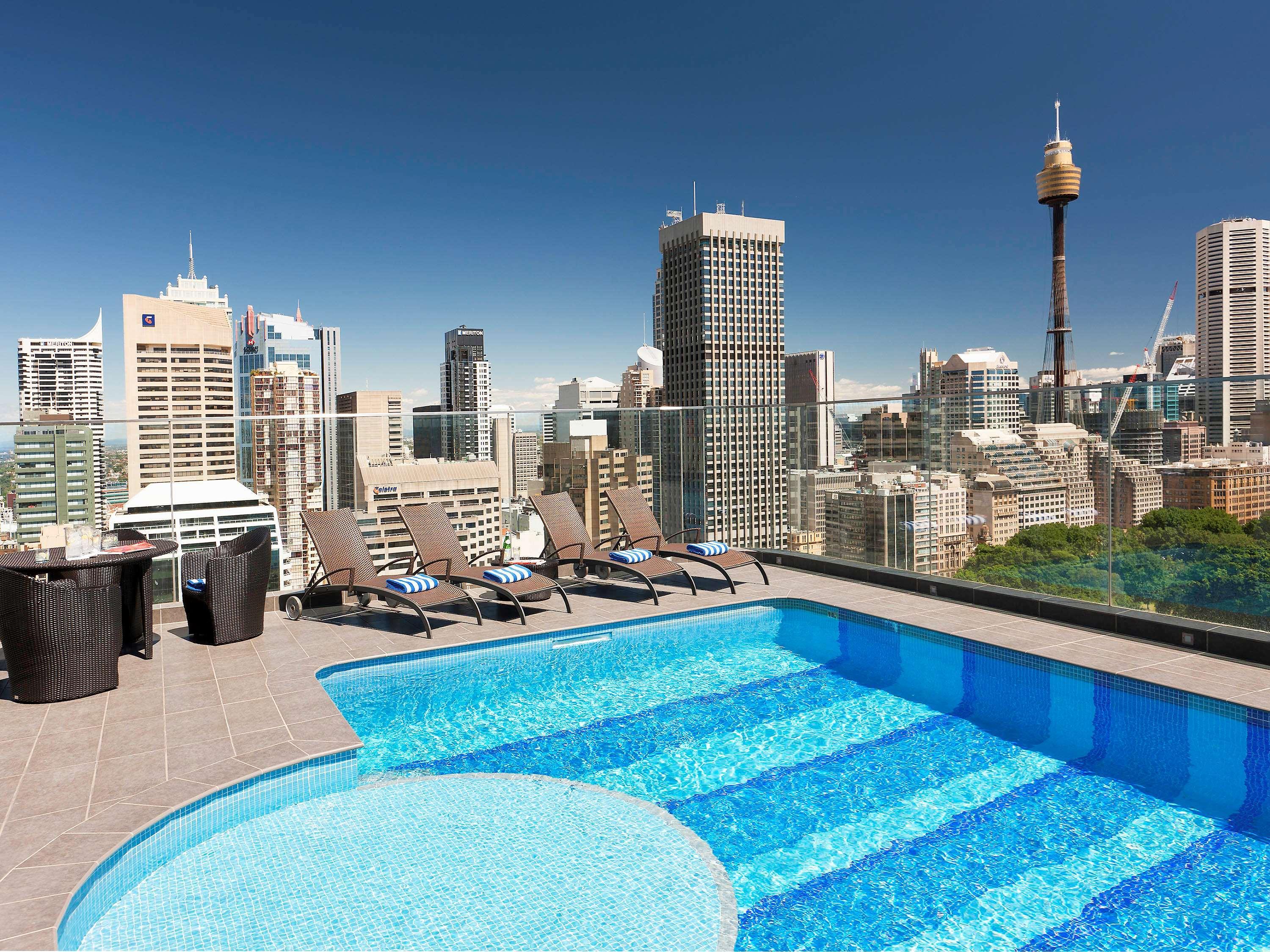 Готель Pullman Sydney Hyde Park Екстер'єр фото The rooftop pool at the hotel