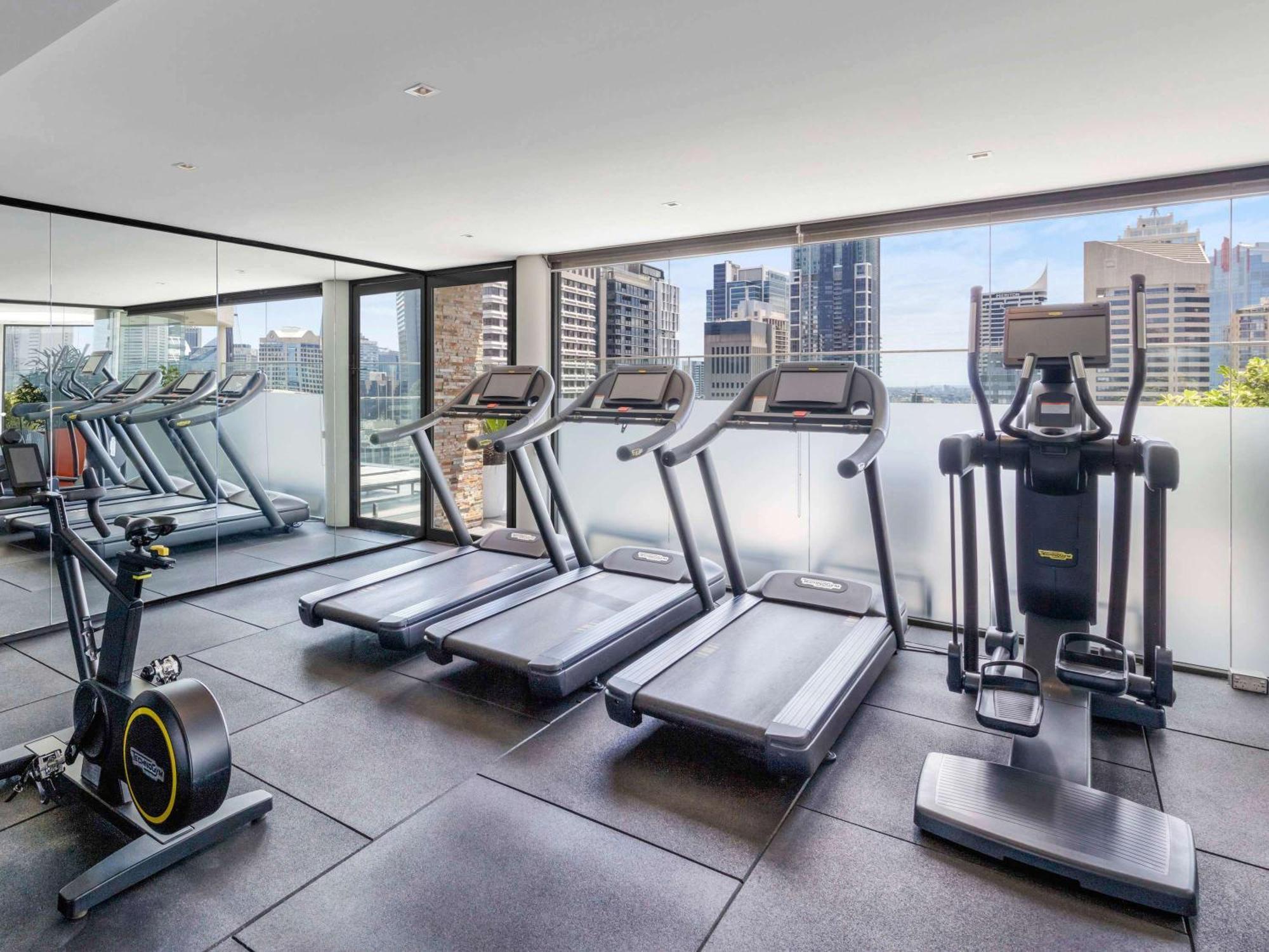 Готель Pullman Sydney Hyde Park Екстер'єр фото The gym at the hotel