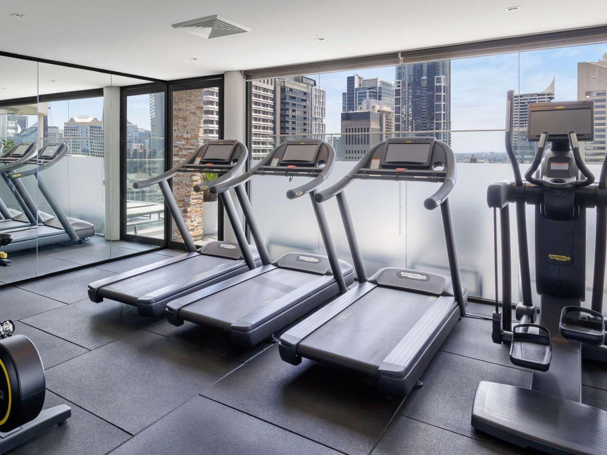 Готель Pullman Sydney Hyde Park Екстер'єр фото The gym at the hotel