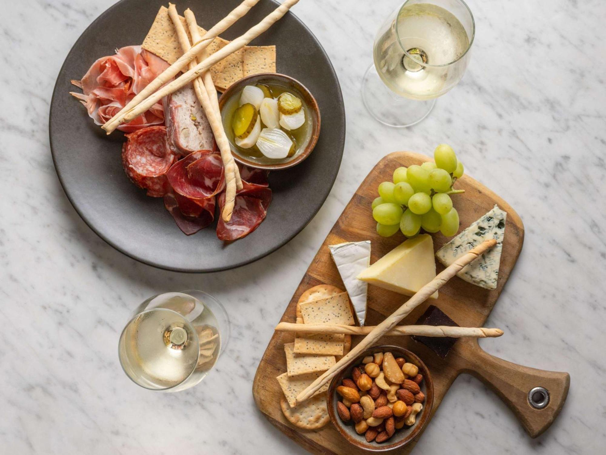 Готель Pullman Sydney Hyde Park Екстер'єр фото A cheese and wine platter