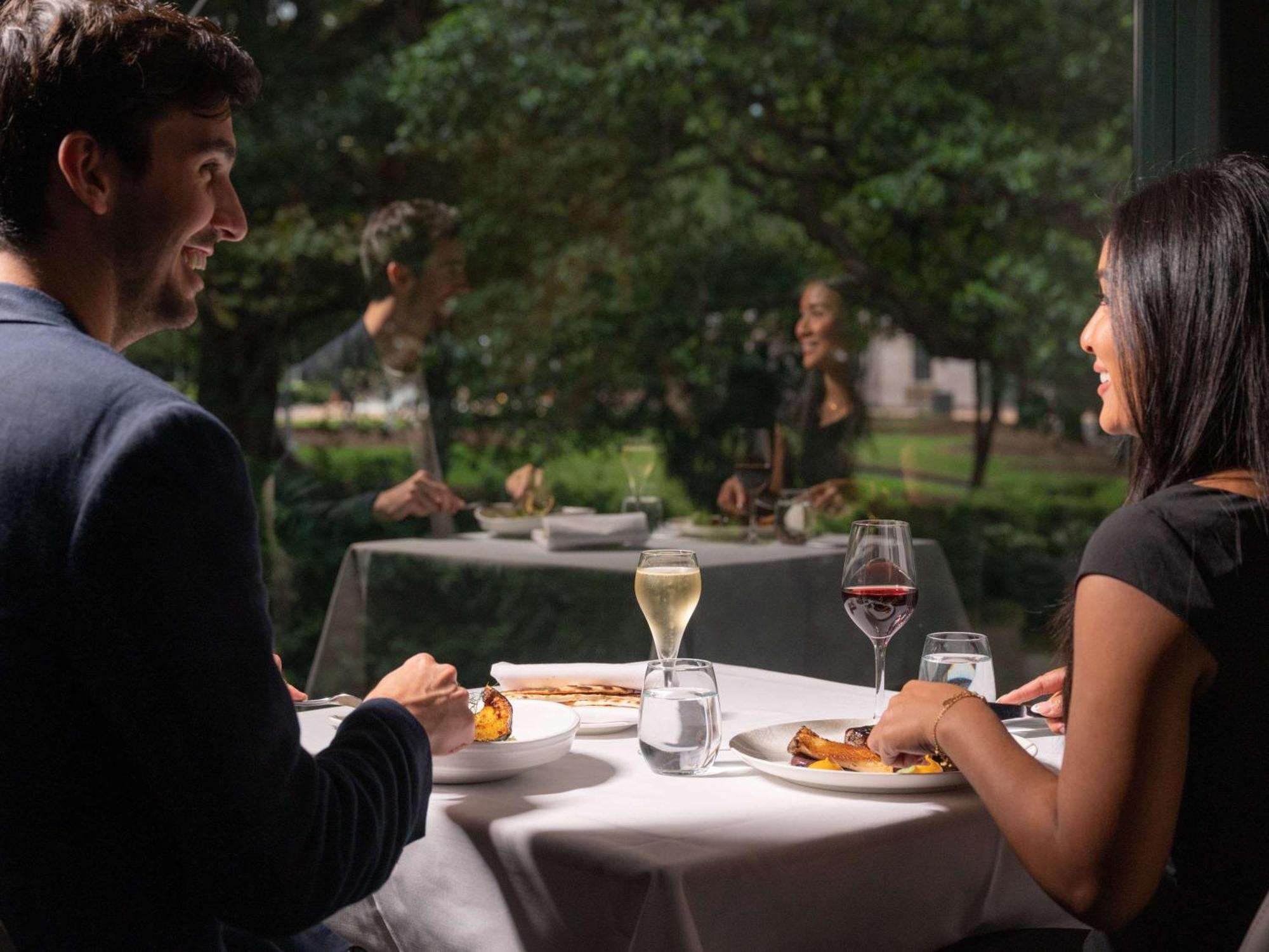 Готель Pullman Sydney Hyde Park Екстер'єр фото A couple dining at a restaurant