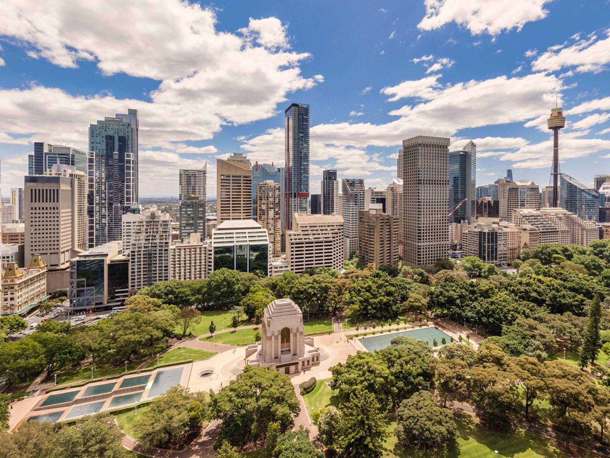 Готель Pullman Sydney Hyde Park Екстер'єр фото The Australian War Memorial, with the Sydney CBD in the background