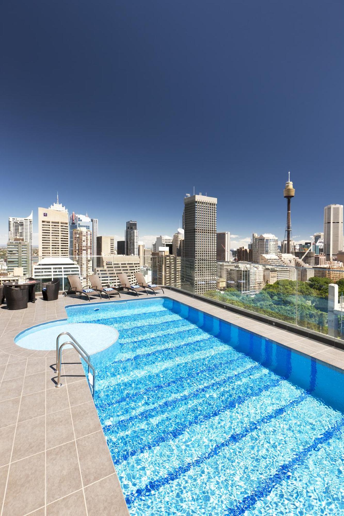 Готель Pullman Sydney Hyde Park Екстер'єр фото The rooftop pool at the hotel